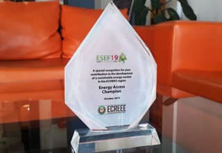 Le prix de Champion de l'accès à l'énergie durable en Afrique de l'Ouest reçu par PEG Africa