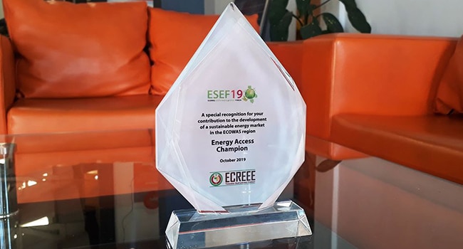 Le prix de Champion de l'accès à l'énergie durable en Afrique de l'Ouest reçu par PEG Africa