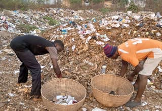 Stanislas Hounguè et Aimé Ahouandjinou procédant au tri des déchets